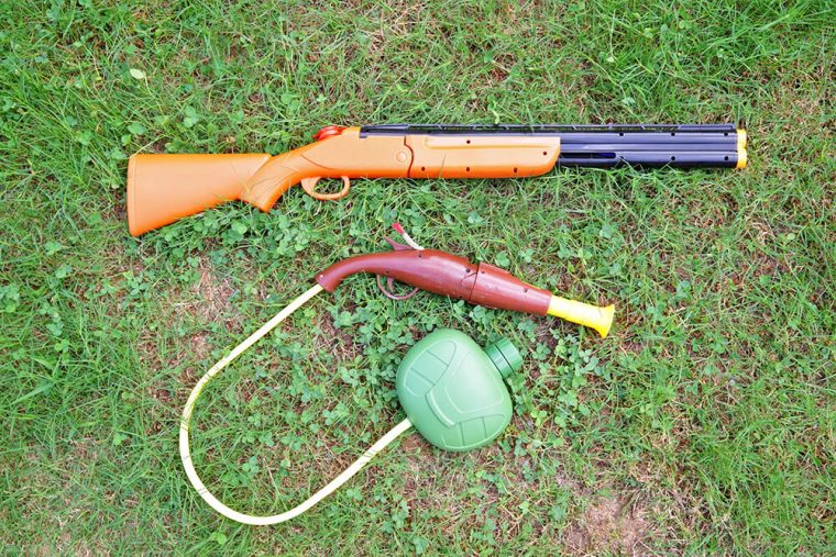 大人用と子供用の水縄銃（火縄銃型水鉄砲）
