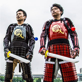 甲冑を着た2人の男性