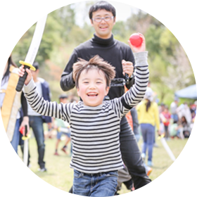 笑顔の父親とその子ども