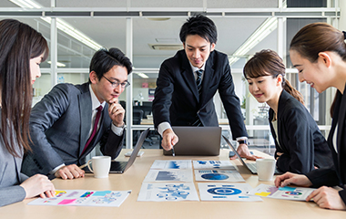 企画会議をしている様子