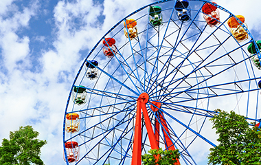 カラフルな観覧車の画像