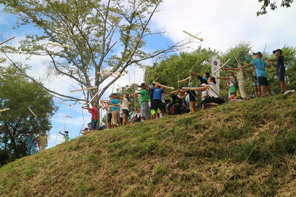 久々利城にて弓矢の一斉射撃