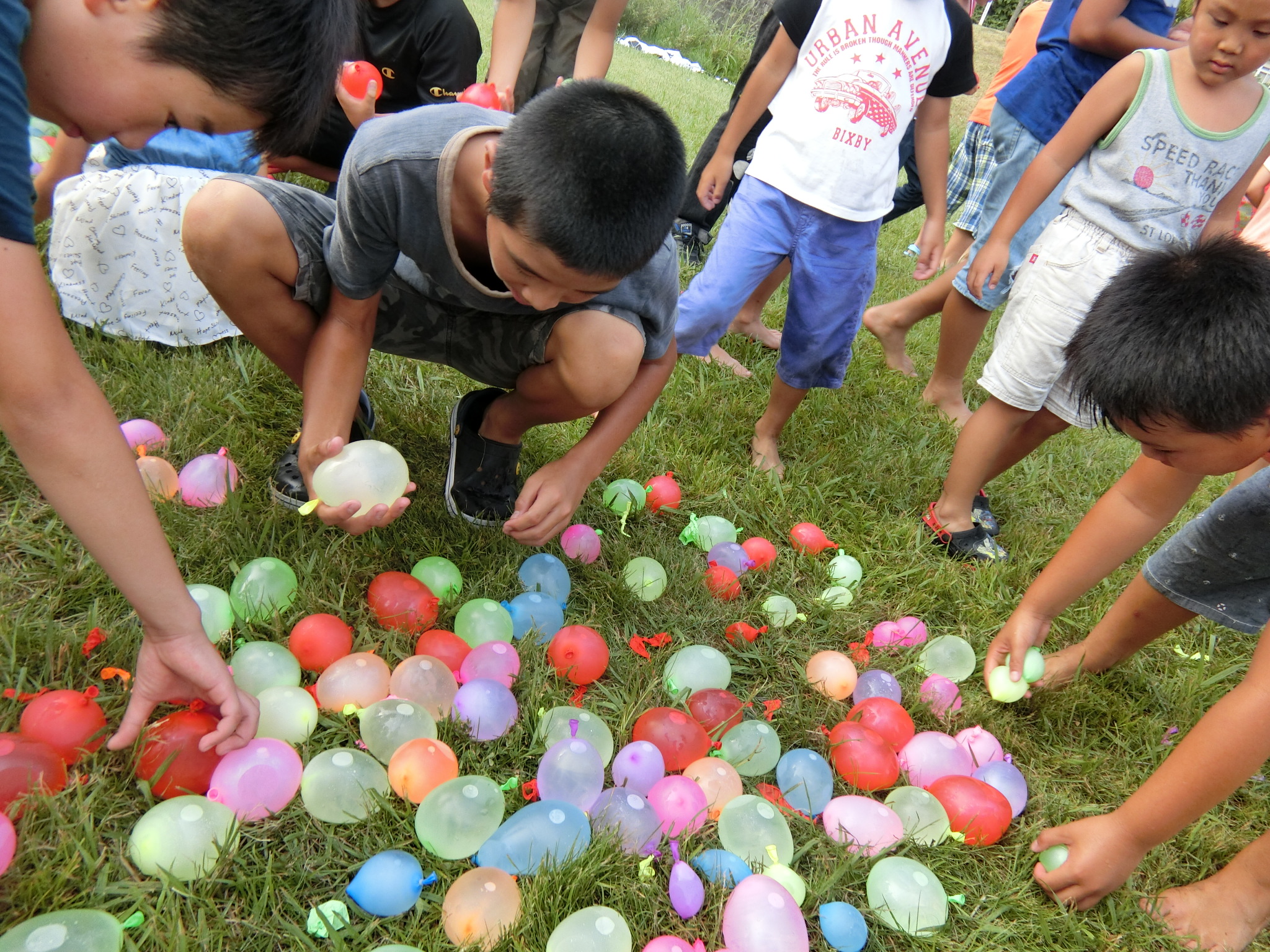 水風船を物色するサムライたち