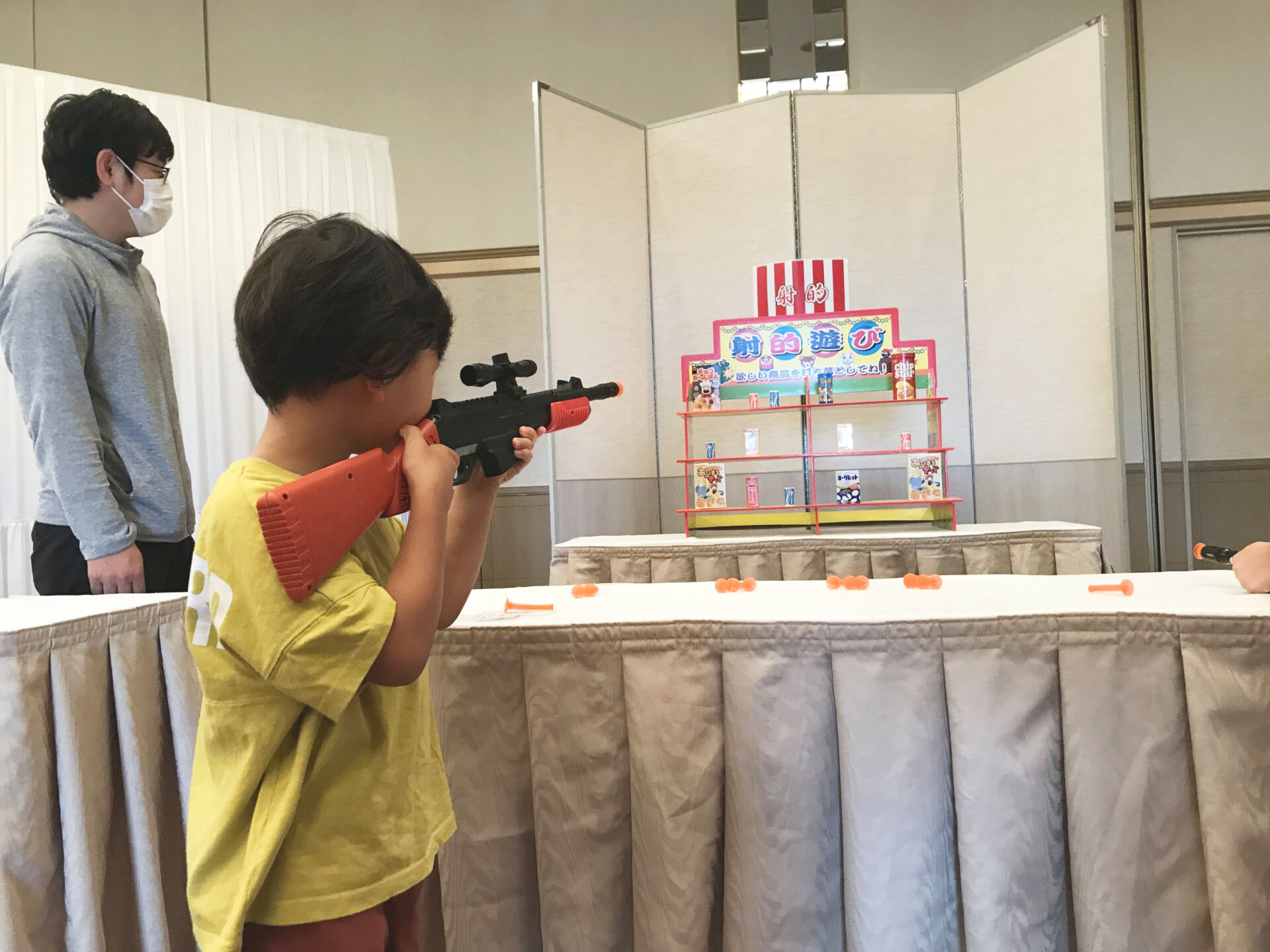 射的をする子ども